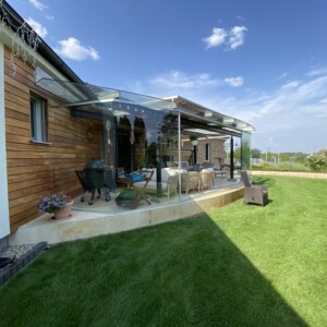 sklenená stena s posuvnými dverami z čírym sklom