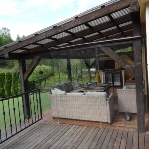 sklenená stena s posuvnými dverami z čírym sklom