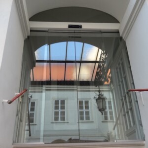 sklenená stena s posuvnými dverami z číreho skla