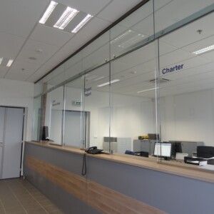 sklenená stena s posuvnými dverami z čírym sklom