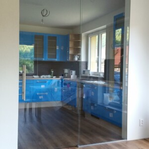 sklenená stena s posuvnými dverami z číreho skla