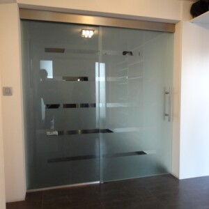 sklenená stena s posuvnými dverami zo vzorovaných sklom