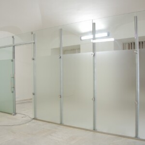 sklenená stena s posuvnými dverami so vzorovaného skla