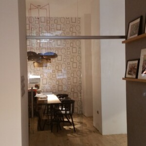 sklenená stena s posuvnými dverami z čírym sklom