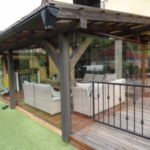 sklenená stena s posuvnými dverami z čírym sklom