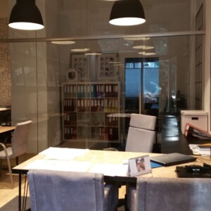 sklenená stena s posuvnými dverami z číreho skla