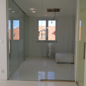 sklenená stena s posuvnými dverami z číreho skla