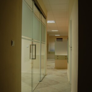 sklenená stena s posuvnými dverami z čírym sklom