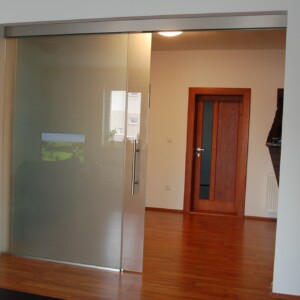 sklenená deliaca stena s posuvnými dverami z matným sklom