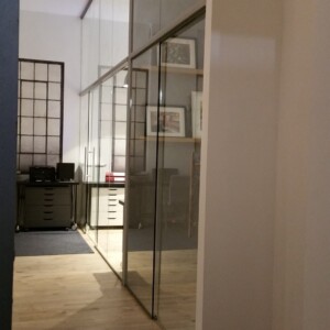 sklenená stena s posuvnými dverami z čírym sklom