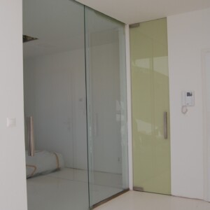 sklenená stena s posuvnými dverami z čírym sklom