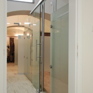 sklenená stena s posuvnými dverami z čírym sklom zo vzorovamím