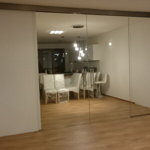 sklenená stena s posuvnými dverami z čírym sklom