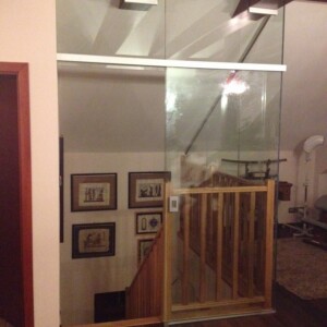 sklenená stena s posuvnými dverami z čírym sklom