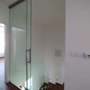 sklenená stena s posuvnými dverami z číreho skla pevný panel je funkčnou zábranou proti prepadnutiu