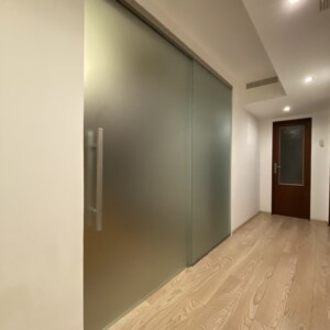 sklenená stena s posuvnými dverami z matného skla