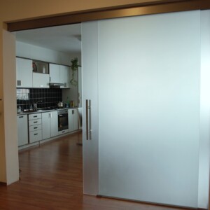 sklenená deliaca stena s posuvnými dverami z matným sklom