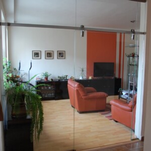 sklenená stena s posuvnými dverami z čírym sklom