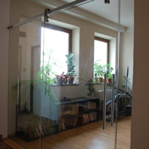 sklenená stena s posuvnými dverami z čírym sklom