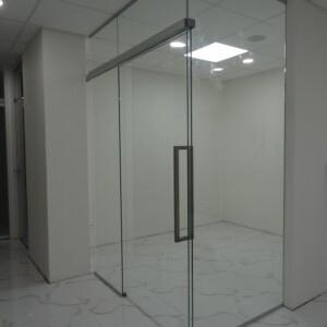 sklenená stena s posuvnými dverami z číreho skla