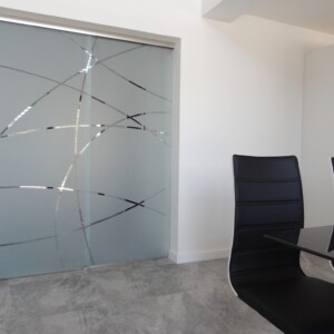 sklenená stena s posuvnými dverami zo vzorovaných sklom