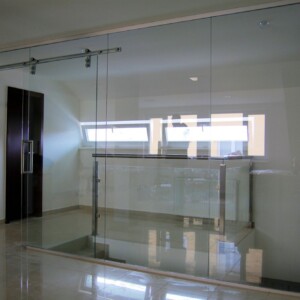 sklenená stena s posuvnými dverami z číreho skla