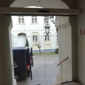 sklenená stena s posuvnými dverami z čírym sklom