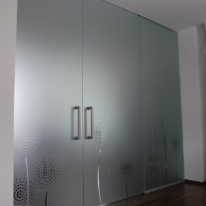 sklenená stena s posuvnými dverami z matného skla so vzorovaným