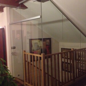 sklenená stena s posuvnými dverami z čírym sklom