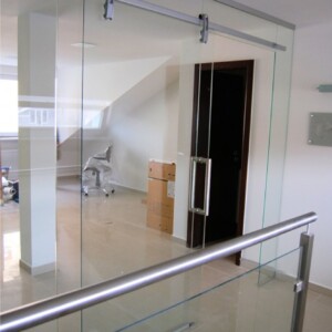 sklenená stena s posuvnými dverami z číreho skla