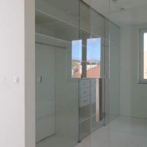 sklenená stena s posuvnými dverami z číreho skla