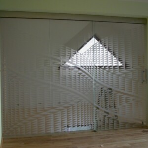 sklenená stena s posuvnými dverami zo vzorovaných sklom