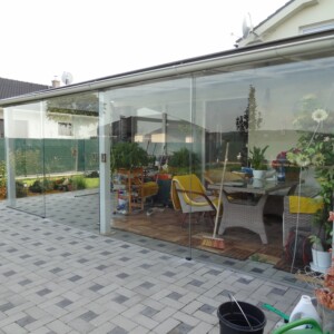 sklenená stena s posuvnými dverami z čírym sklom