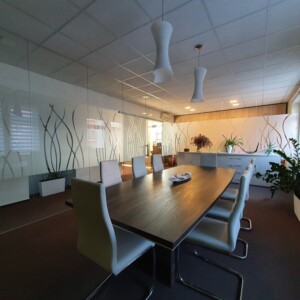 sklenená stena s posuvnými dverami zo vzorovaných sklom