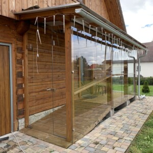 sklenená stena s posuvnými dverami z číreho skla