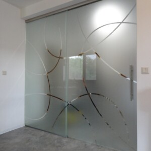 sklenená deliaca stena s posuvnými dverami zo vzorovaných sklom