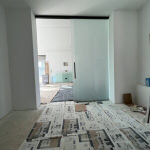 sklenená stena s posuvnými dverami na mieru z matovaného skla