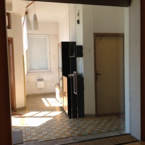 sklenená stena s posuvnými dverami z číreho skla