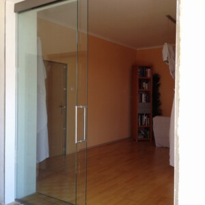 sklenená stena s posuvnými dverami z číreho skla