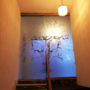 sklenená stena s posuvnými dverami zo vzorovaných sklom