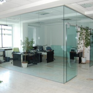 sklenená stena s posuvnými dverami z čírym sklom