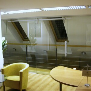 sklenená stena s posuvnými dverami z čírym sklom