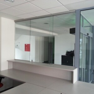 sklenená stena s posuvnými dverami z čírym sklom