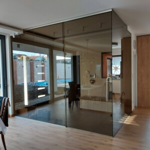 sklenená stena s posuvnými dverami na mieru z dymového bronzového skla