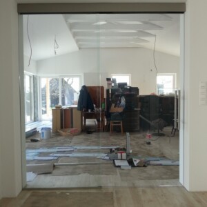 sklenená stena s posuvnými dverami z číreho skla