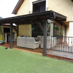 sklenená stena s posuvnými dverami z čírym sklom