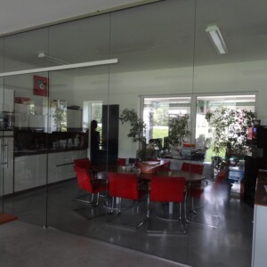 sklenená stena s posuvnými dverami z čírym sklom