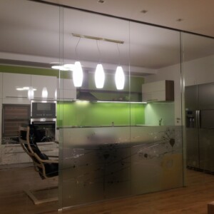 sklenená stena s posuvnými dverami zo vzorovaných sklom