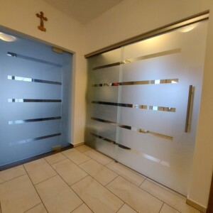 sklenená stena s posuvnými dverami zo vzorovaných sklom