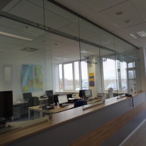 sklenená stena s posuvnými dverami z číreho skla